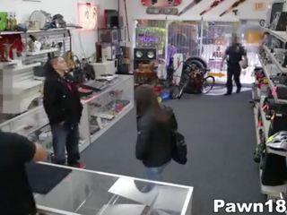 Той получава изтръгнат край и чука