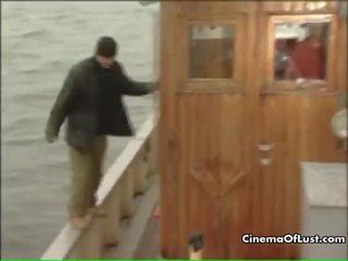 সাদা সেক্সি আনা দেখাচ্ছে তার লম্পট