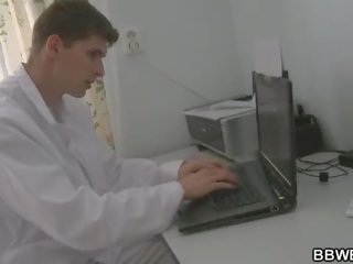 Md tóc ngắn ngang trán của anh ấy chất béo bịnh nhân