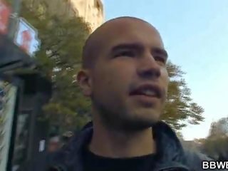 Apaļas iela meitene ieskrūvē sunītis stils