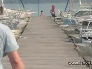 Adolescents 在 党 mood 取 admirable 褐发女郎 在 比基尼泳装 上 一 船 旅