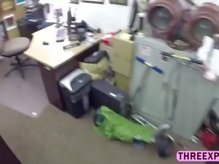 매력적인 기절시키는 매력적인 비탄 스트립 그녀의 천 과 도착 부딪 혔어요 부터 뒤에 용 솜