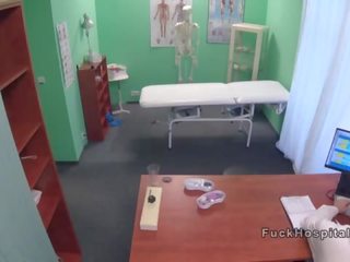Медицински човек склонност над блондинки и прецака
