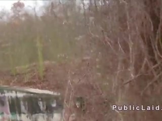 Очарователни чешки фатална fatale чука в кола в публичен