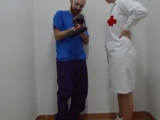 Медсестра справи перший aid на putz