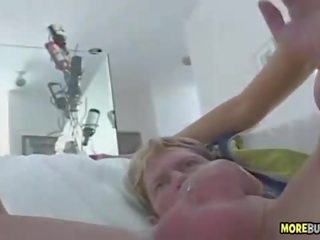 Pidh thau ndërsa anale fucked