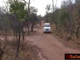 Чорна підліток відстій і лиже жорсткий біла укол під час safari