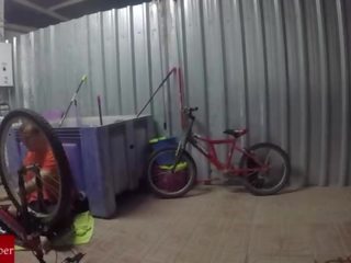 Engrasando ла bicicleta y ел coã±o де ла gorda grabado con cã¡mara oculta gui030