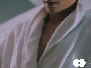 他媽的 在 該 淋浴