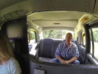 Тънък такси шофьор с голям дупе чука край на път