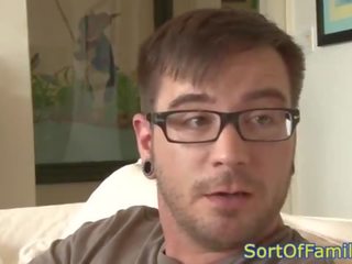 Дребен stepsis assfucked докато pussyrubbing