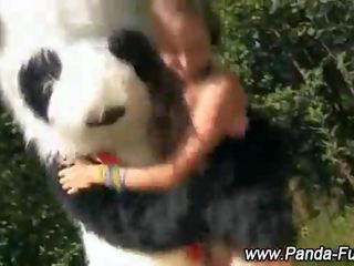 פטיש של נוער מקבל את עם צעצוע panda