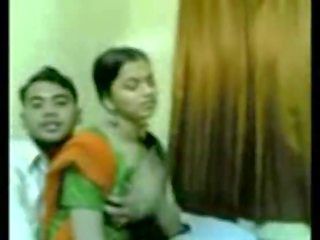 ইন্ডিয়ান কাজের মেয়ে যৌনসঙ্গম দ্বারা তার owner