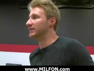Отличен милф получаване на прикован от desiring ловец 7