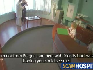 Captivating білявка турист ціпонька отримує трахкав по в професор в в examining tablerk 02