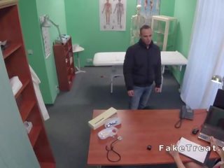Пацієнт без сенс трахає білявка медсестра