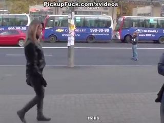 巨乳 紅發 口交 在 一 公園