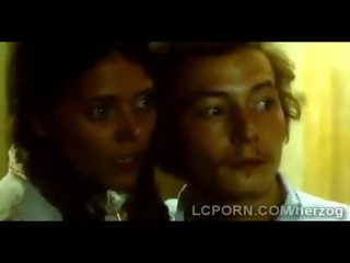 ইউরোপীয় মেয়ে মিষ্ট রূটি sneaks থেকে pervs ঘর থেকে দেত্তয়া শুভ রাত্রি handjob1-scene-3