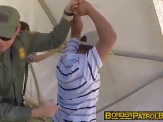 Тендітна підліток анна hartman глибокі грюки border patrol агент