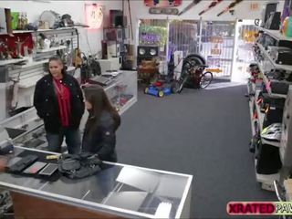 Pawn দোকান bloke অফার নারী নগদ টাকা জন্য যৌন ক্লিপ