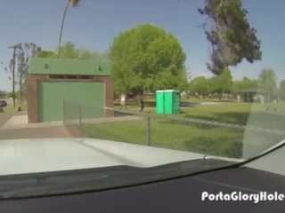 Porta отвір слави еротичний жінка смокче putz в в парк