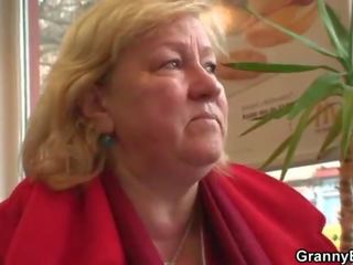 Грудаста бабуся tastes смакота джонсон