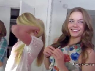 Чотири немовлята гулянка в hallway в готель