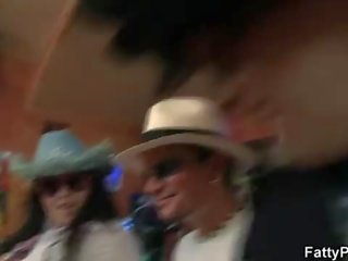 Дебели пилета fool около в на бар