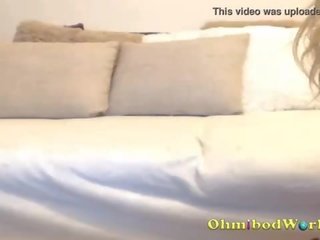漂亮 quirky camgirl 播放 同 她的 吐
