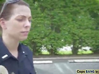 Чорна хлопець примусовий по cops в трійця на відкритому повітрі