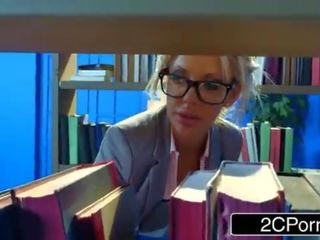 Bored грудаста бібліотекар courtney тейлор hankering для a жорсткий дзьоб для смоктати