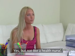 Pirang amatir lesbian licking female agent pov