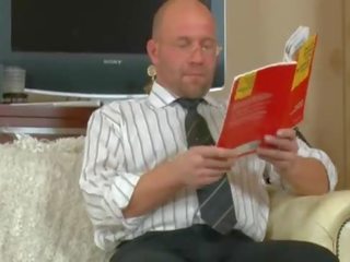 I vjetër tutor merr anëtar i dashuruar veprim