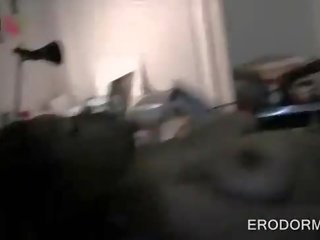 Міцний коледж краса отримує кицька вдарив в загальна спальня кімната груповий секс