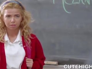 小柄な ブロンド 稼いでいます ザ· grade