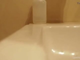 Sexually aroused брюнетка мастурбує в в ванна кімната
