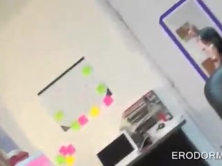 전문 대학 기숙사 방 파티 와 스트립 청소년