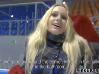 冰 skating 大 胸部 eurobabe 天使 屁股 性交 为 现金