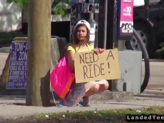বালিকা hitchhiker হ বিশাল বাইকের আসন ঘরের বাইরে পভ