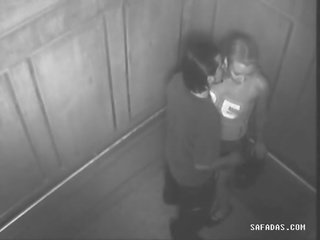 Пара мати для дорослих кліп в elevator forgot там є a камера