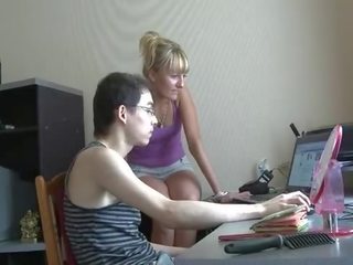 Youngster sits і stares