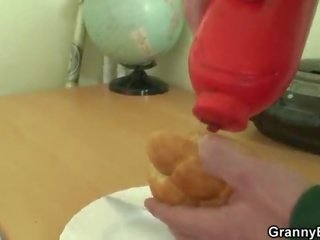 Johnson 굶주린 할머니 이다 두드리고