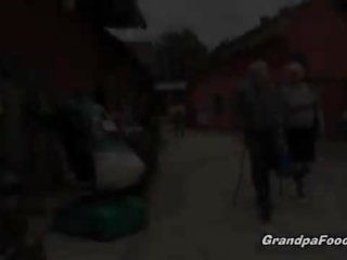 성숙한 호위 소변 과 제공 머리