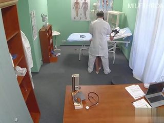 Гарненька модель мінет медична людина