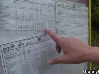 奶奶 街头 女孩 是 采摘的 向上 和 性交
