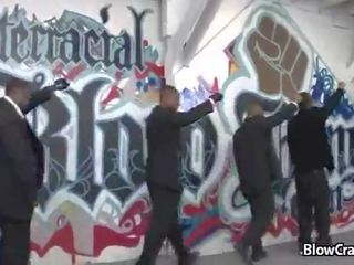 Блондинки получава черни петли в анално ганг банг след това храни изпразване 26