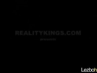 Красивий недосвідчена ле дівчинки (valentina nappi & лія gotti) embracing і облизування їх tremendous органи cli