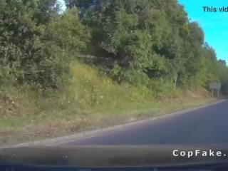 Склонност над примадона отнема фалшив ченгета пенис в публичен