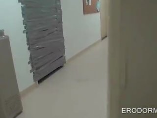 大学 キューティーズ パーティー で 彼らの 寮 部屋