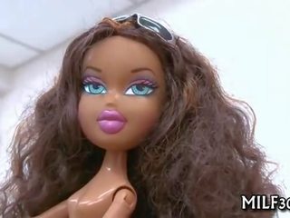 X 定格の フィルム トイズ introduces 若い 女性 ハード アップ
